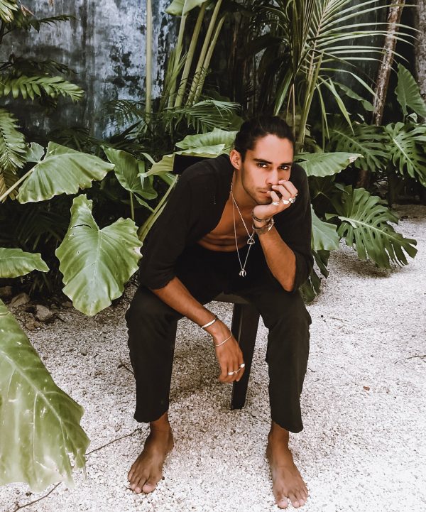 nomad-black-4 nomad-black-4